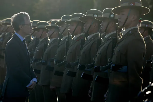 وزير الدفاع البريطاني أندرو موريسون يتفقد جنوداً من لواء الجوركا (رويترز)