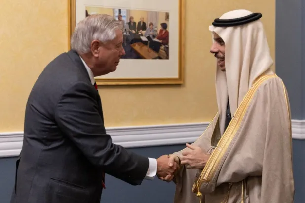 سعودی وزیر خارجہ شہزادہ فیصل بن فرحان امریکی سینیٹ میں عدالتی امور کی کمیٹی کے نائب چیئرمین سینیٹر لنڈسے گراہم سے ملاقات کرتے ہوئے
