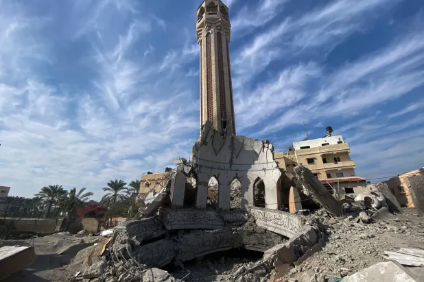 المسجد العمري بعدما دمّره القصف الإسرائيلي وسط حرب غزة (رويترز)