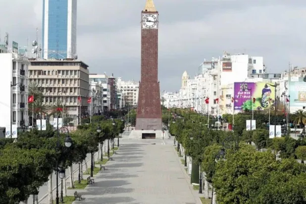 أحد الميادين في العاصمة التونسية (رويترز)