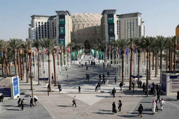 بعض الحضور في باحة الأعلام بـ«إكسبو دبي» الذي يحتضن قمة «كوب28» (رويترز)