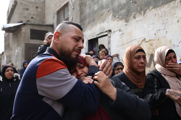 أقارب الفتى نمر أبو مصطفى أثناء تشييعه السبت في مخيم بلاطة للاجئين قرب نابلس (إ.ب.أ)