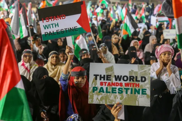 Mumbai’de Filistin bayraklarıyla protesto düzenleyen Hindistan vatandaşları (EPA)