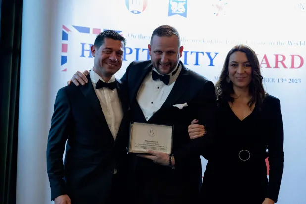 ستيفانو بوتورتي (الى اليسار) مع أحد الفائزين بجوائز الضيافة لهذا العام (الشرق الاوسط)