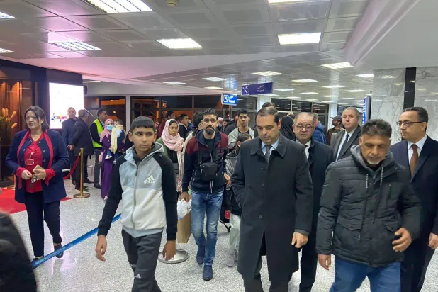 كاتب الدولة منير بن رجيبة  في استقبال الواصلين في مطار قرطاج (موقع وزارة الخارجية )