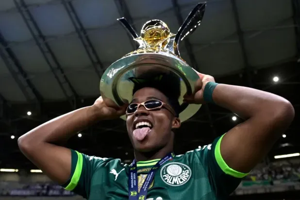 إندريك خلال الاحتفال بتحقيق لقب الدوري البرازيلي (أ.ف.ب)