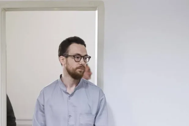 صور وزعتها وكالة «ميزان» التابعة للقضاء الإيراني من محاكمة الدبلوماسي السويدي يوهان فلوديروس الأحد