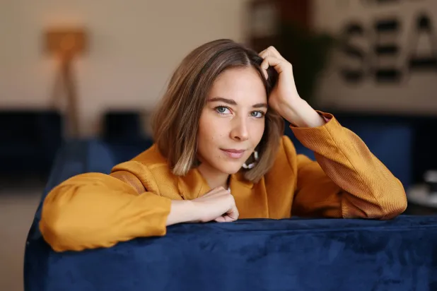 الفنانة السعودية فاطمة البنوي (إدارة مهرجان البحر الأحمر)