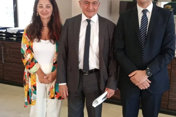 وزير المالية يوسف الخليل أثناء لقاء في يونيو الماضي مع الممثل الدائم لصندوق النقد الدولي في لبنان فردريكو ليما ومسؤولة مكتب الصندوق في لبنان نجلا نخلة (إكس)