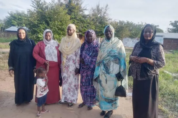  إحسان عبد العزيز خلال زيارتها للاجئات في جوبا