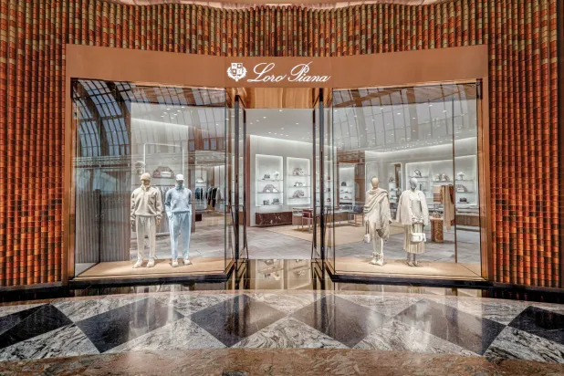 واجهة «دبي مول» يزينها سيراميك التراكوتا بتماوج مستوحى من الكشمير (لورو بيانا)