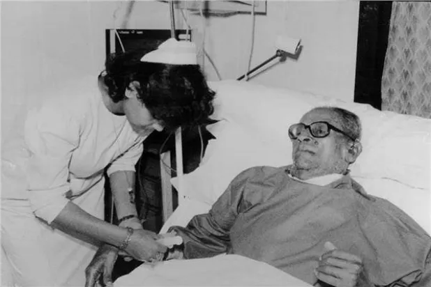 نجيب محفوظ بعدمحاولة اغتياله عام 1994