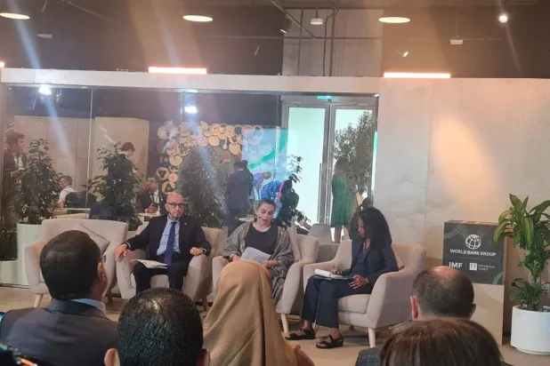 وزيرة البيئة التونسية ليلى الشيخاوي ووزير المياه والري الأردني رائد أبو السعود في جلسة خاصة لمناقشة أزمة شح المياه في العالم العربي (الشرق الأوسط)