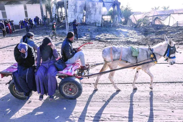 خان یونس سے فرار ہونے والے فلسطینی کل جنوبی غزہ کی پٹی میں رفح کی جانب جاتے ہوئے (اے ایف پی)