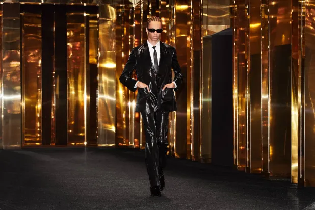 كانت الأقمشة اللامعة حاضرة حتى في القطع المفصلة (سيلين)