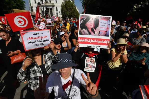 متظاهرون يرفعون صورة عبير موسي في العاصمة التونسية (أ.ف.ب)