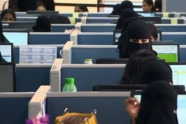 أصبح للمرأة دور بارز في إنتاجية سوق العمل السعودية (الشرق الأوسط)