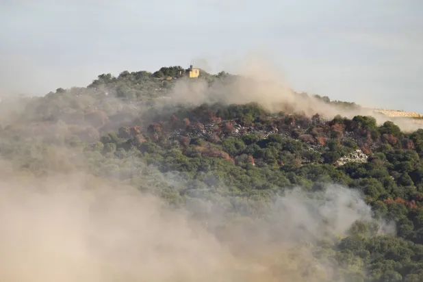 دخان يتصاعد من القصف المدفعي الإسرائيلي على مشارف قرية يارون الحدودية اللبنانية مع إسرائيل في جنوب لبنان الأحد 10 ديسمبر 2023 (أ.ب)