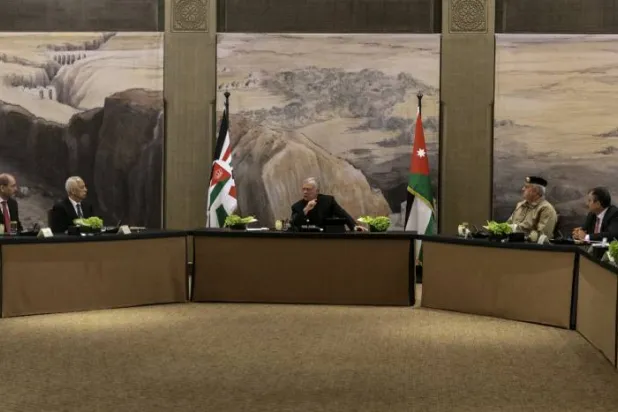 الملك عبد الله الثاني خلال لقائه رؤساء هيئة الأركان المشتركة ومديري الأجهزة الأمنية المتقاعدين (الديوان الملكي)