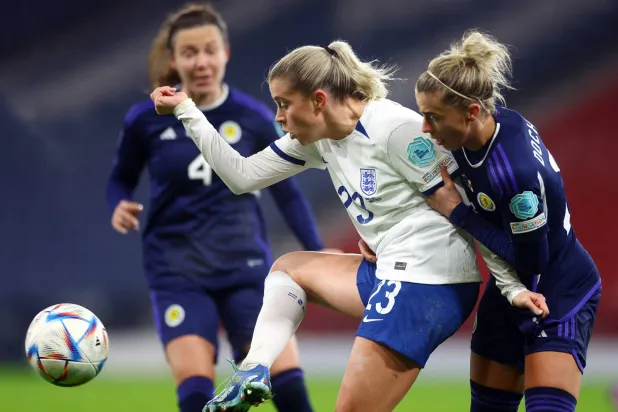 سيدات كرة القدم أكثر عرضة للرسائل المسيئة مقارنة بالرجال وفق تقرير «الاتحاد الدولي لكرة القدم»... (رويترز)