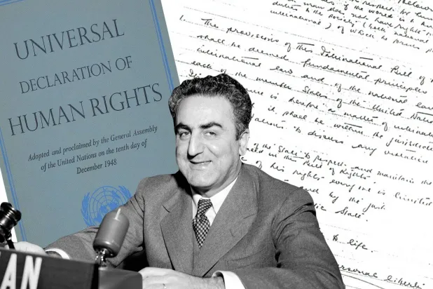 الدبلوماسي والفيلسوف اللبناني شارل مالك في صورة مدمجة تُظهر وراءه «الإعلان العالمي لحقوق الإنسان»... يُعد شارل مالك من أبرز الشخصيات التي لعبت دوراً كبيراً في صياغة هذا الميثاق الدولي (حساب وزارة الخارجية السويدية على موقع «إكس»)