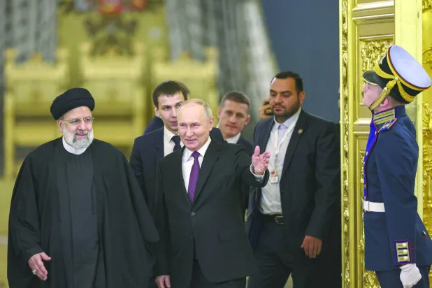 الرئيس الروسي فلاديمير بوتين مرحِّباً بنظيره الإيراني إبراهيم رئيسي في الكرملين في السابع من الشهر الجاري (إ.ب.أ)