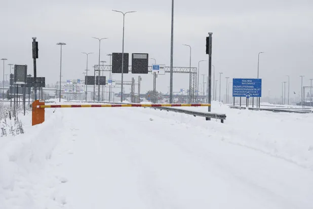 صورة لمحطة فاليما الحدودية المغلقة بين فنلندا وروسيا في 7 ديسمبر 2023... قال رئيس وزراء فنلندا في 12 ديسمبر 2023 إن بلاده ستعيد فتح معبرين على حدودها مع روسيا (أ.ف.ب)