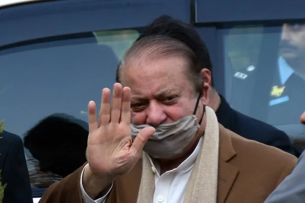 رئيس الوزراء الباكستاني الأسبق نواز شريف يغادر المحكمة العليا في إسلام آباد بعد تبرئته... باكستان في 12 ديسمبر 2023 (إ.ب.أ)