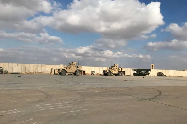 مركبات عسكرية لجنود أميركيين في قاعدة عين الأسد الجوية بمحافظة الأنبار في العراق 13 يناير 2020 (رويترز)