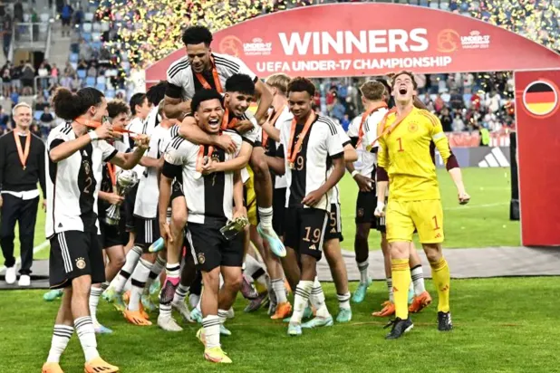 من مراسم تتويج المنتخب الألماني بكأس العالم للناشئين في إندونيسيا (الشرق الأوسط)