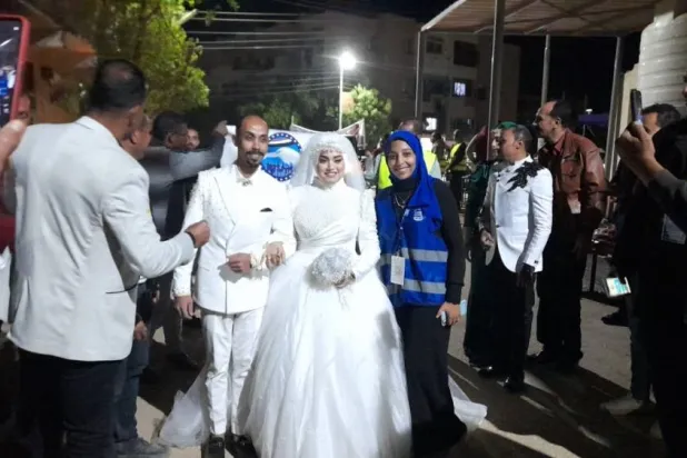 دولہا اور دلہن نیو ویلی گورنریٹ میں اپنا ووٹ کاسٹ کرتے ہوئے (ایکس پلیٹ فارم پر گورنریٹ کے صفحہ سے لی گئی تصویر)