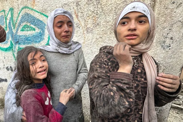 گزشتہ روز جنوبی غزہ کی پٹی کے شہر رفح میں گھروں پر اسرائیلی بمباری کے بعد فلسطینی بچیاں خوف و ہراس کا شکار ہیں (روئٹرز)