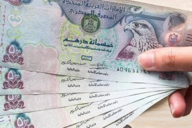 أوراق نقدية من عُملة الدرهم الإماراتي (رويترز)