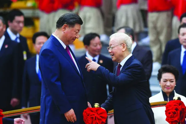 ویتنام کی کمیونسٹ پارٹی کے رہنما کل ہنوئی میں صدارتی محل بہانوی میں استقبالیہ کے دوران چینی صدر سے بات کر رہے ہیں (اے ایف پی)