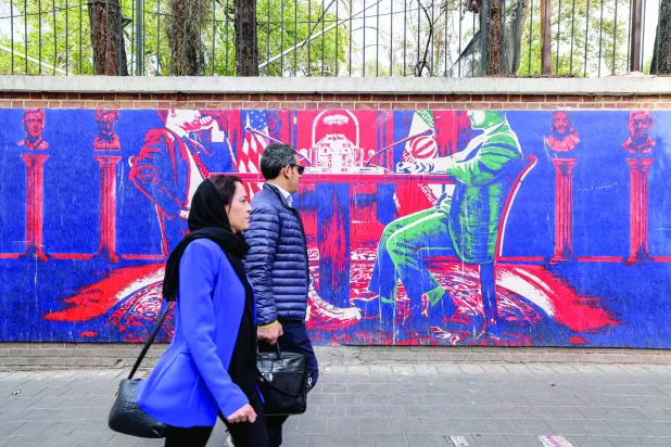 إيرانيان في أحد شوارع طهران (أ.ف.ب)