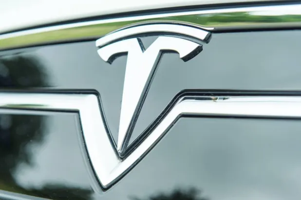 العلامة التجارية لشركة «تسلا» على إحدى سياراتها (د.ب.أ)