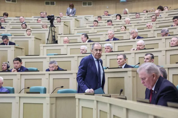 سيرغي لافروف خلال مثوله أمام الغرفة العليا في البرلمان الروسي بموسكو اليوم الأربعاء (المجلس الفيدرالي الروسي - أ.ف.ب)