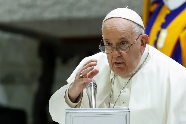 البابا فرنسيس يبارك في نهاية لقائه الأسبوعي في قاعة البابا بولس السادس بالفاتيكان في 13 ديسمبر 2023 (رويترز)