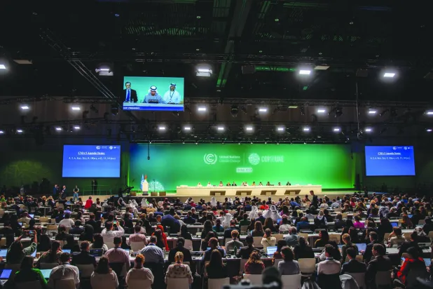 جانب من الجلسة الختامية لـ«كوب 28» يوم الأربعاء (أ.ب)