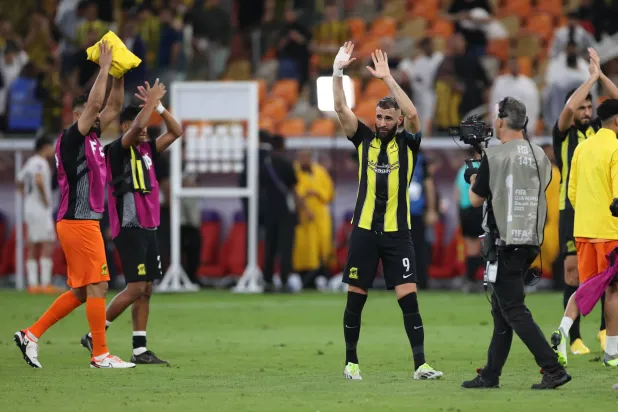 بنزيمة يحيي جماهير الاتحاد عقب الفوز المونديالي (تصوير: عدنان مهدلي)