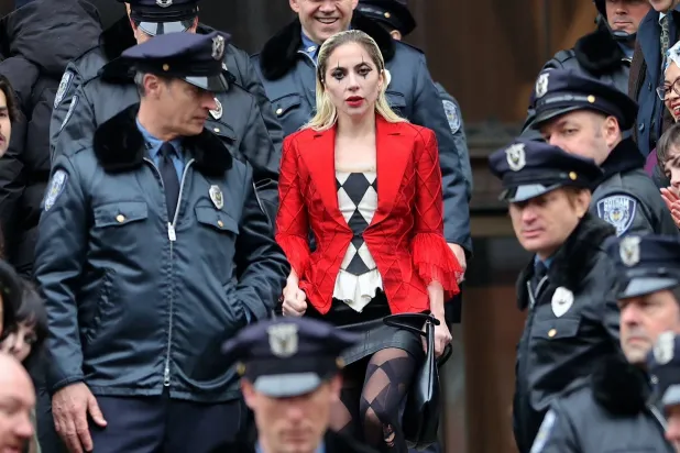 تطل المغنية الأميركية ليدي غاغا بشخصية «هارلي كوين» في فيلم «جوكر» العام المقبل (منصة إكس)