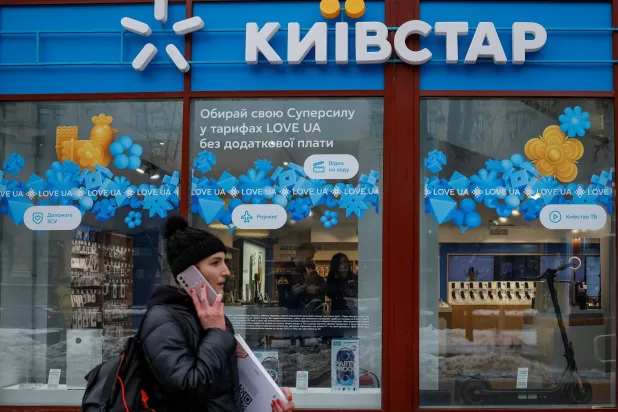 امرأة تمر أمام متجر لشركة الاتصالات الأوكرانية «كييف ستار» (رويترز)