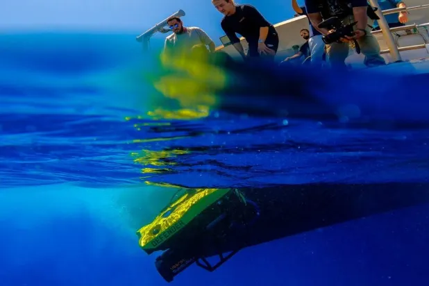 التقنية الجديدة خلال استخدامها من الفريق المختص في مشروع البحر الأحمر (الشرق الأوسط)