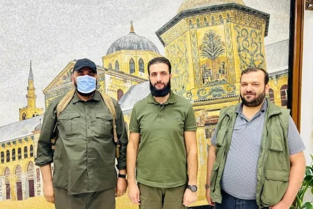 أرشيفية متداولة على مواقع التواصل للجولاني (يمين) مع أبو أحمد زكور وأبو ماريا الجبوري (يسار)