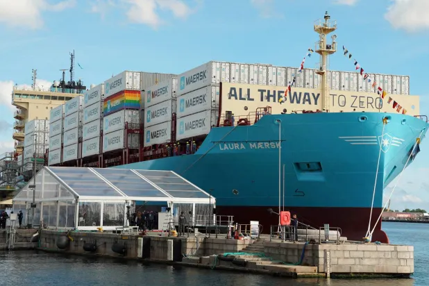 سفينة الحاويات «لورا ميرسك» التابعة لشركة «ميرسك» ترسو بالميناء في كوبنهاغن بالدنمارك يوم 14 سبتمبر 2023 (رويترز)