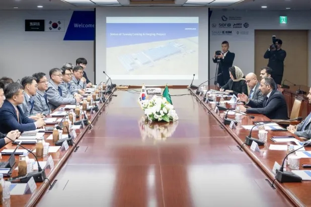 وزير الصناعة والثروة المعدنية خلال زيارته لأحد المصانع الكورية (الشرق الأوسط)