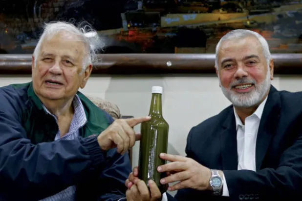 إسماعيل هنية وحنا ناصر وزجاجة زيت فلسطيني أثناء اجتماع لجنة الانتخابات مع «حماس»، أكتوبر 2019 (رويترز)