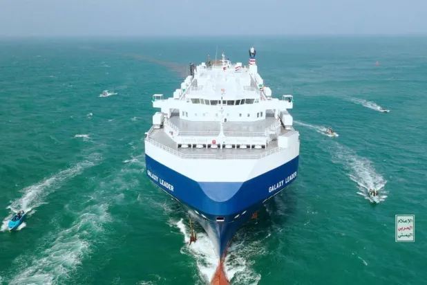 سفينة الشحن «غالاكسي ليدر» ترافقها قوارب الحوثيين بعد أن قرصنوها في البحر الأحمر في هذه الصورة التي تم نشرها في 20 نوفمبر 2023 (رويترز)