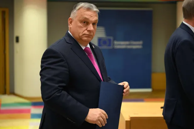 رئيس الوزراء المجري فيكتور أوربان يصل لحضور اجتماع طاولة مستديرة للمجلس الأوروبي في المقر الأوروبي في بروكسل 14 ديسمبر 2023 (أ.ف.ب)