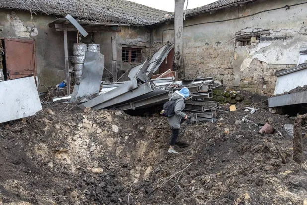 الحفرة التي خلفتها الطائرة المسيّرة الروسية في أراضي رومانيا (أ.ف.ب)